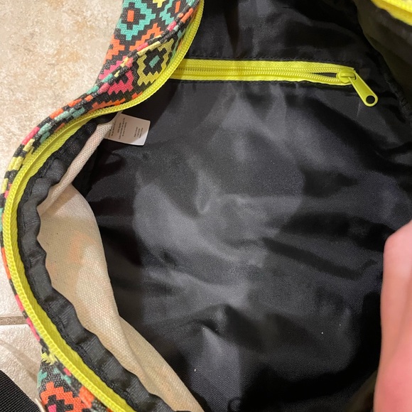 Kavu Patterned One Shoulder Crossbag - Picture 3 of 6